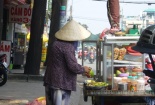 Trái cây ngâm bán rong: Gọt vỏ tay không, ngâm bằng nước sống